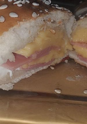 Una foto de Baguettes rellenas de queso con jamón