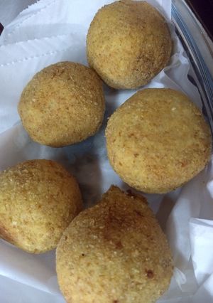 Una foto de Bombas de papa y arroz con corazón de queso