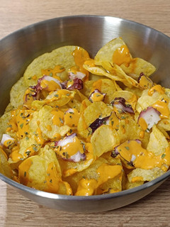 Una foto de Aperitivo de patatas fritas con pulpo y salsa especial