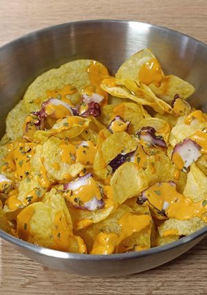 Foto principal de Aperitivo de patatas fritas con pulpo y salsa especial