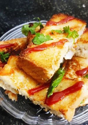 A picture of Veg malai cheese sandwich.