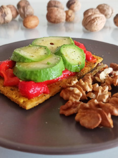 Una foto de Tosta de pimiento y aguacate