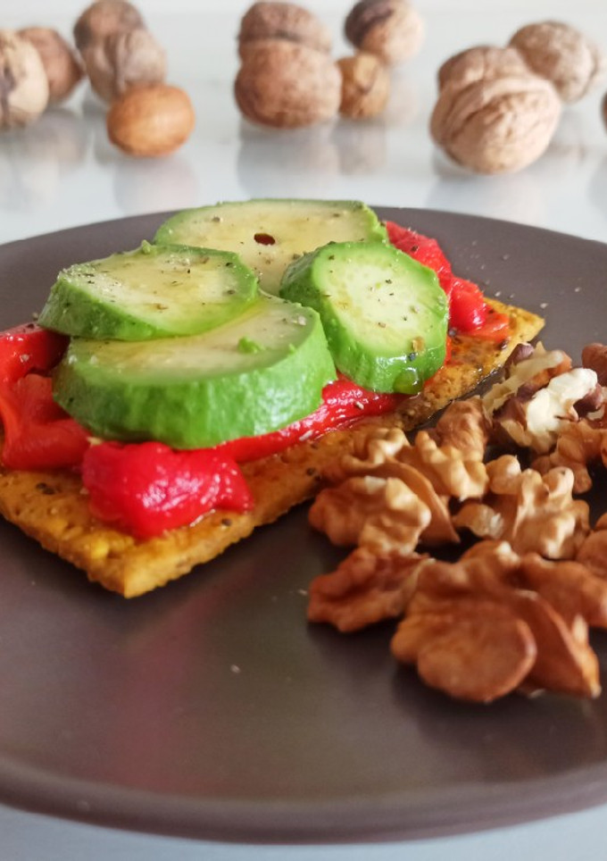 Una foto de Tosta de pimiento y aguacate