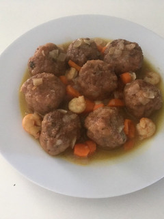 Una foto de Albóndigas de choco con salsa de gambas