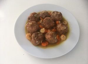 Una foto de Albóndigas de choco con salsa de gambas
