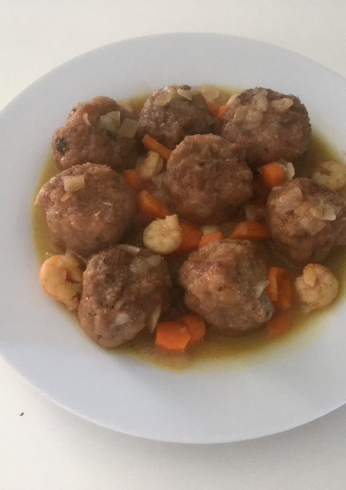 Una foto de Albóndigas de choco con salsa de gambas