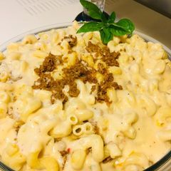 A picture of Keem macroni with white sauce.