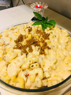 A picture of Keem macroni with white sauce.
