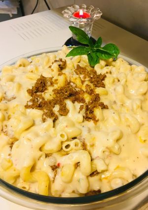 A picture of Keem macroni with white sauce.