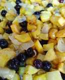 Papas doradas con uvas y cebolla