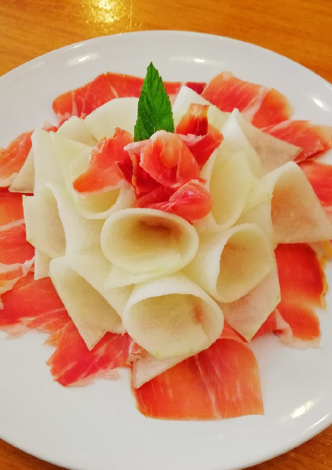 Una foto de Jamón y melón