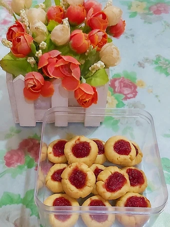 Easy Way Make Thumbprint Strawberry Cookies Lumer Enak the So Delicious Perfect