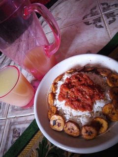 Shinkafa da miya da soyayyar plantain ainihin hoton girkin