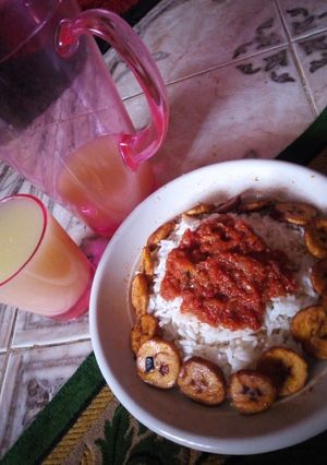 Shinkafa da miya da soyayyar plantain ainihin hoton girkin
