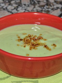 Una foto de Crema fría de manzana y aguacate