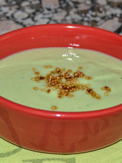 Una foto de Crema fría de manzana y aguacate