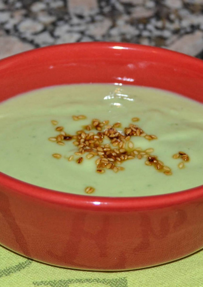Una foto de Crema fría de manzana y aguacate
