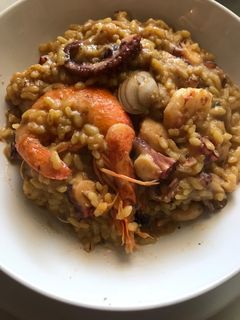 Una foto de Arrocito meloso de 🐟 pulpo 🐙 y mariscos