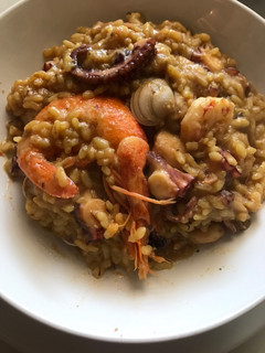 Una foto de Arrocito meloso de 🐟 pulpo 🐙 y mariscos