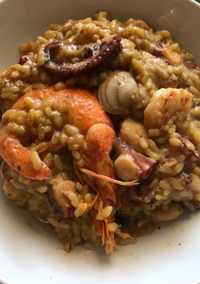 Una foto de Arrocito meloso de 🐟 pulpo 🐙 y mariscos