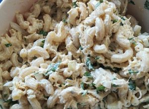Una foto de Ensalada fresca de coditos con pollo