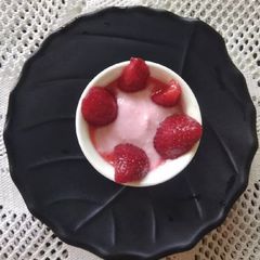 A picture of Strawberry raita.
