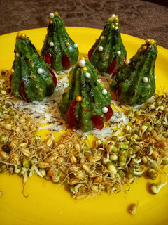 हेल्दी स्प्राऊट्स मोदक (healthy sprout modak recipe in marathi) रेसिपी चे मुख्य फोटो
