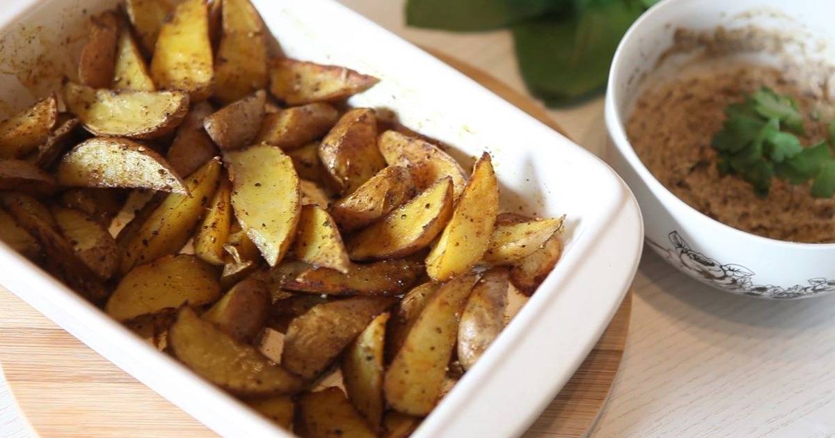 Жареная картошка с шампиньонами. Картошка по деревенски с грибами. Картошка с грибами вектор. Картошка по деревенски с мясом. Картошка с грибами по деревенски в духовке.