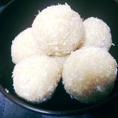 A picture of Instant no cook Coconut laddu.