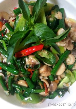 Foto resep Tumis jamur kacang panjang kemangi..😋