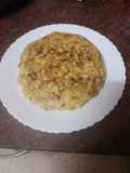 Tortilla de papas con cebolla, calabacín y perejil