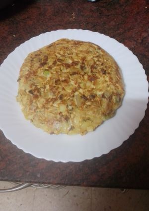Foto principal de Tortilla de papas con cebolla, calabacín y perejil