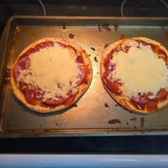 A picture of 10 minute Naan Bread Pizza.