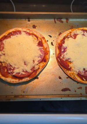 A picture of 10 minute Naan Bread Pizza.