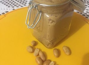 صورة لوصفة زبدة الفول السوداني المنزلية (peanut butter)