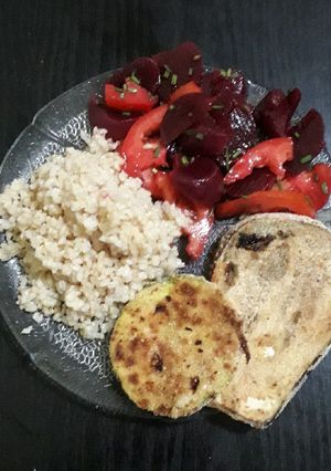 Una foto de Verduras rebozadas acompañadas de ensalada y arroz yamaní