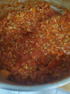 Una foto de Guiso de lentejas y arroz fácil