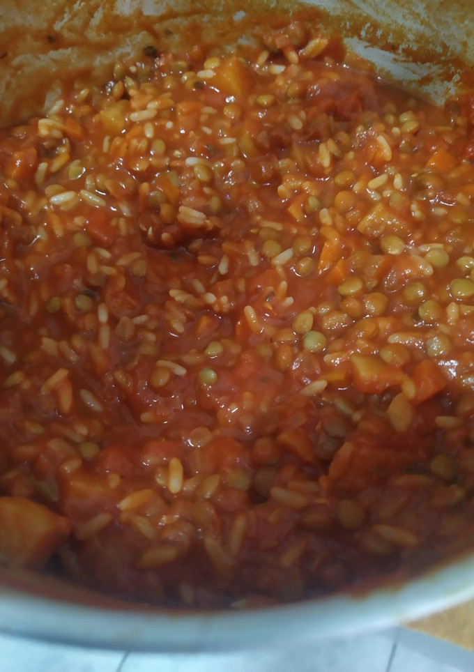 Una foto de Guiso de lentejas y arroz fácil