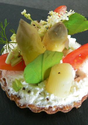 Une photo de Tartelette à la féta et ses petits légumes printaniers