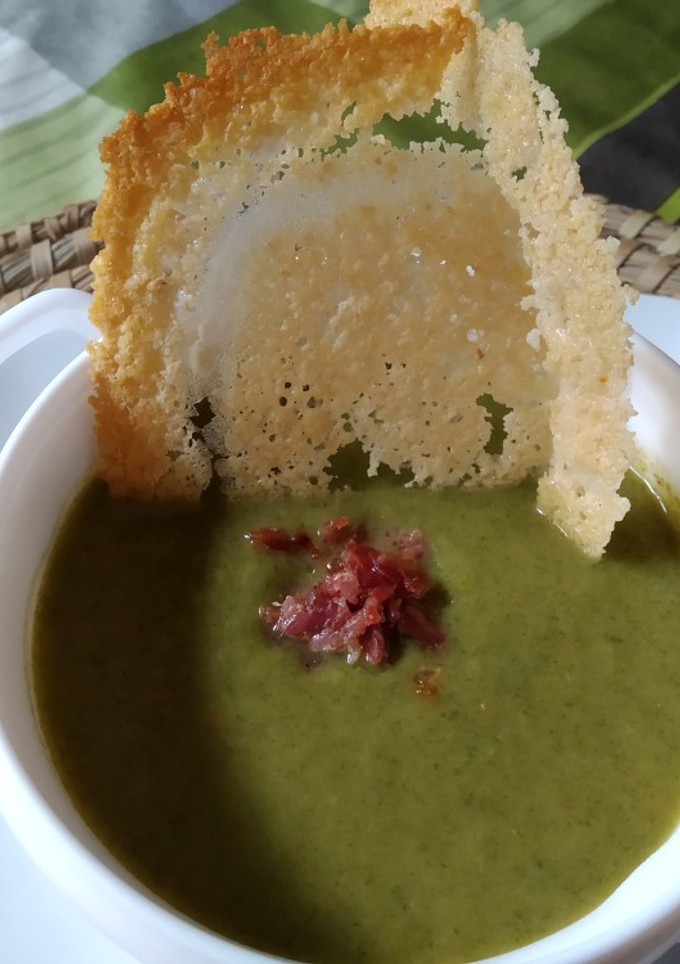 Una foto de Puré de verduras con peineta de parmesano y crujiente de jamón