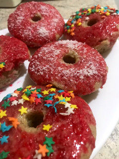 Una foto de Donuts de manzana y glaseado de miel