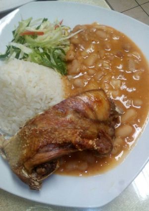 Una foto de Frijoles con gallina dorada