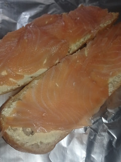 Una foto de Tostadas de salmón ahumado con mantequilla