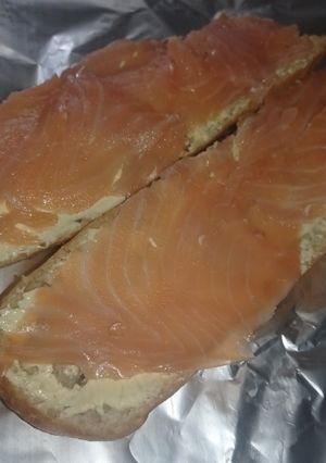 Una foto de Tostadas de salmón ahumado con mantequilla