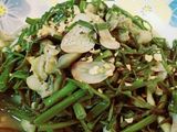 Ốc móng tay xào rau muống