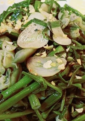 A picture of Stir-Fried Razor Clams with Water Spinach.