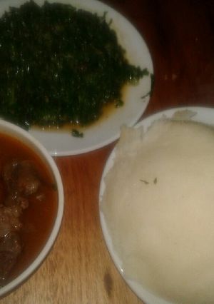 A picture of Ugali/greens/wet beef.