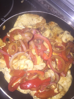 Una foto de Pechuga de pollo con verduras