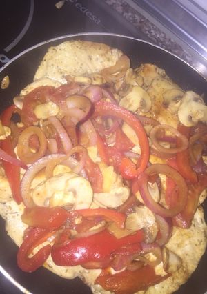 Una foto de Pechuga de pollo con verduras