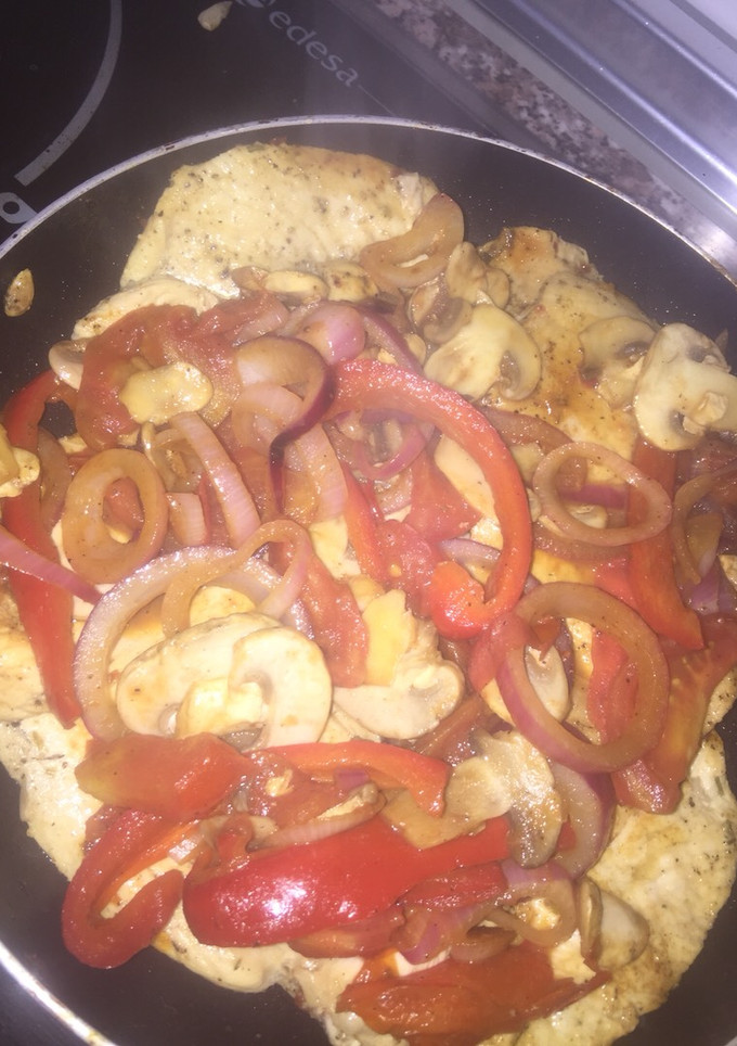 Una foto de Pechuga de pollo con verduras